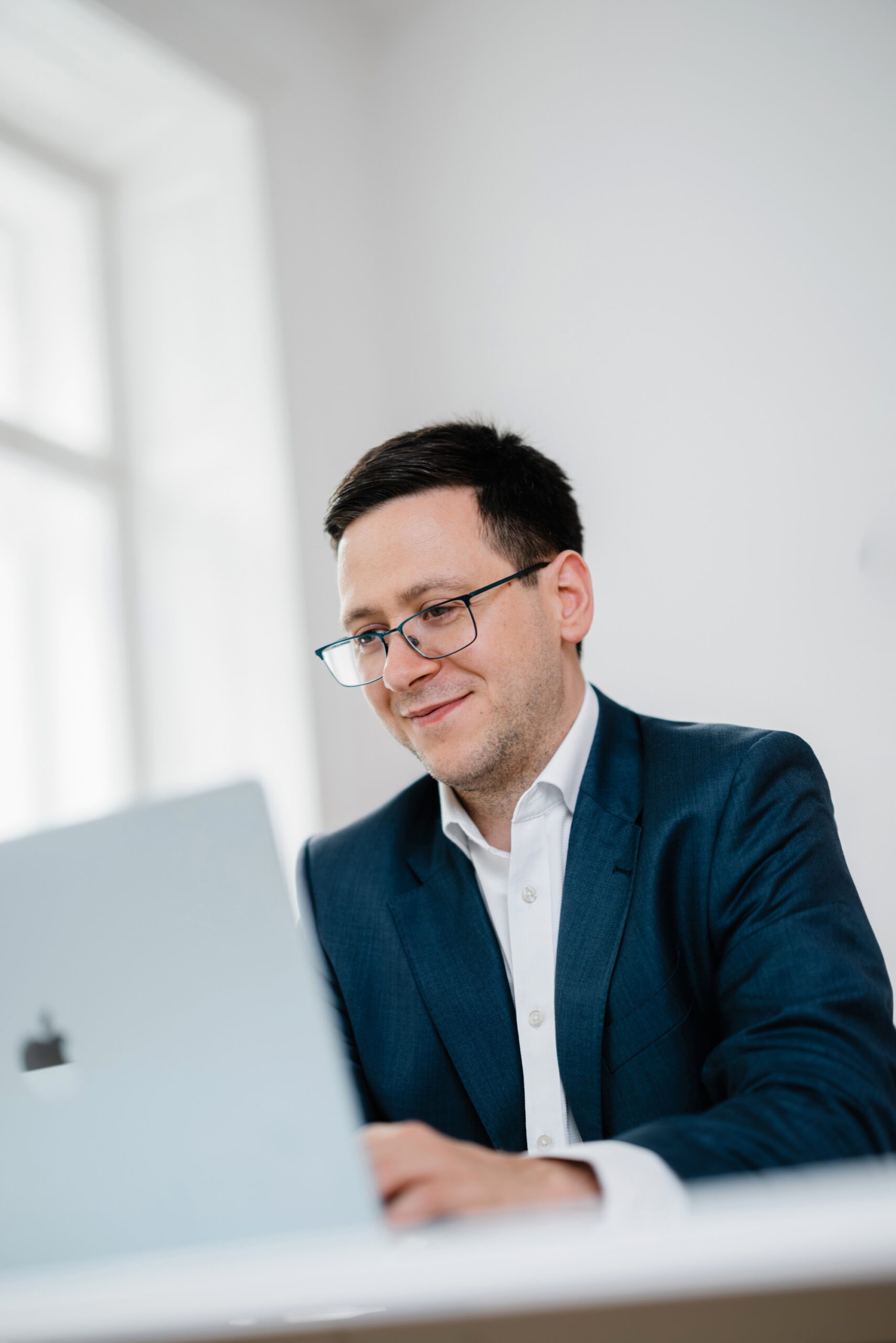 Steuerberater Jürgen Cappel in seinem Büro in 1030 Wien